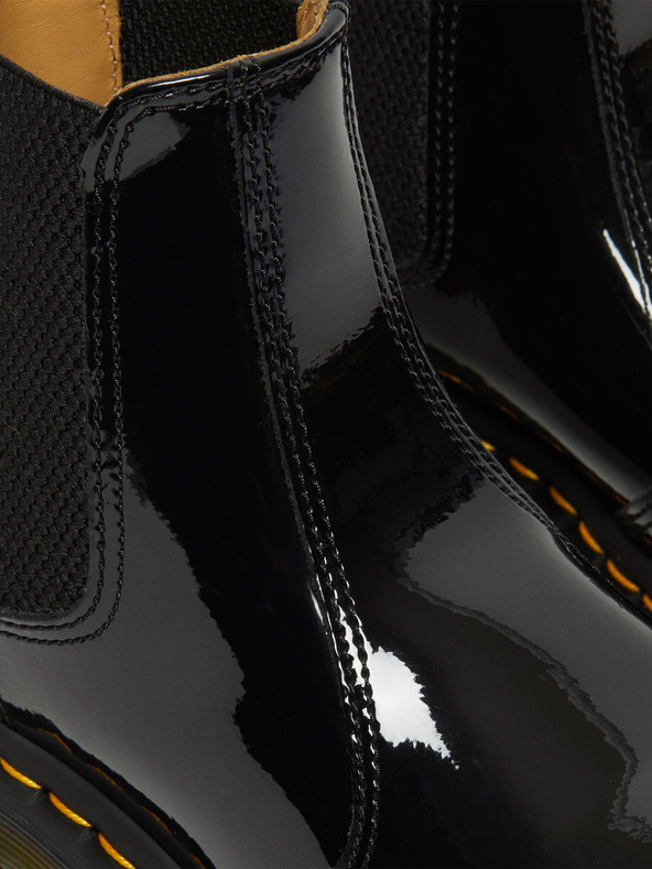 Dr. Martens Čierne dámske lesklé kožené topánky Dr. Martens 2976 Chelsea Boots
