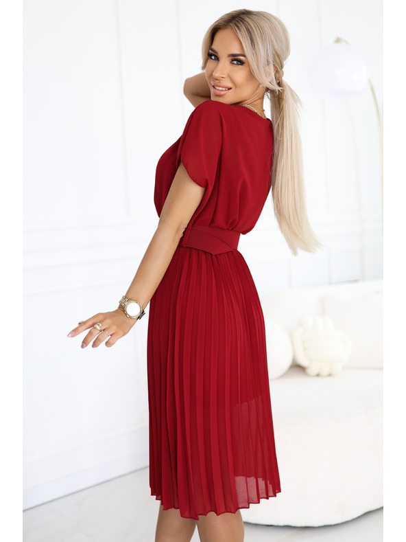 numoco 465-5 MIA Plisované šifónové midi šaty so širokým pásom - vínové