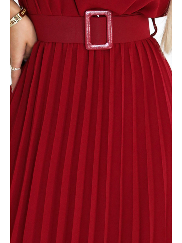 numoco 465-5 MIA Plisované šifónové midi šaty so širokým pásom - vínové