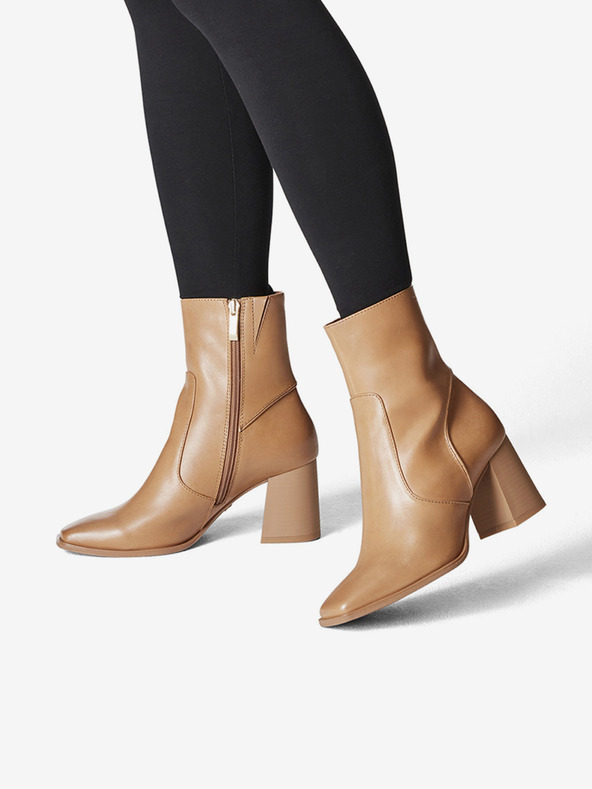 Tamaris Svetlohnedé kožené členkové topánky na podpätku Tamaris