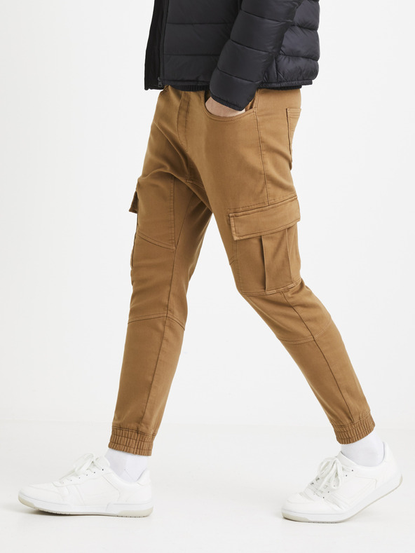 Celio Hnedé pánske nohavice s vreckami Celio Vokit