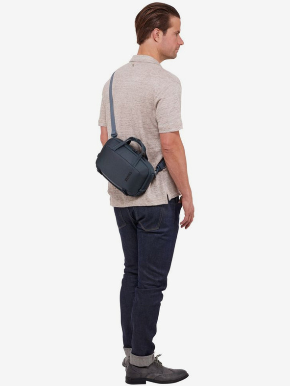 Thule Tmavo sivý batoh Thule Subterra 2 5 l cez rameno