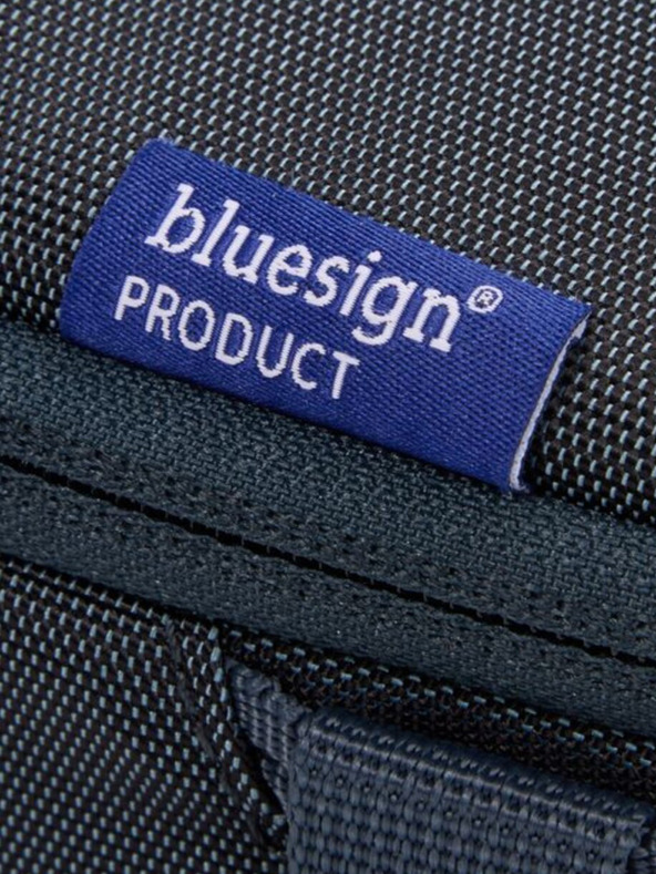 Thule Tmavo sivý batoh Thule Subterra 2 5 l cez rameno