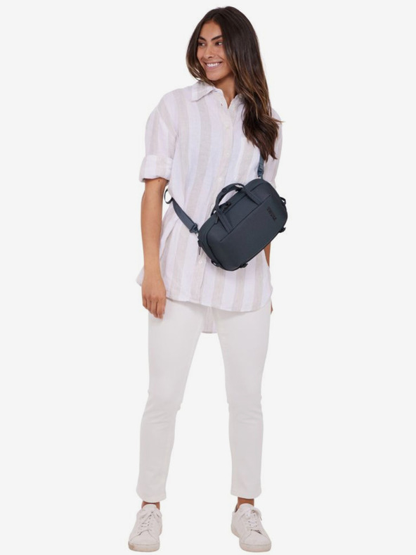 Thule Tmavo sivý batoh Thule Subterra 2 5 l cez rameno