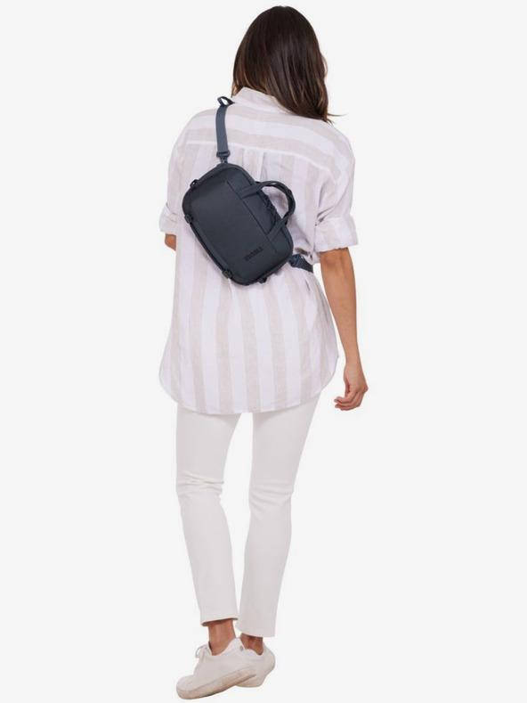 Thule Tmavo sivý batoh Thule Subterra 2 5 l cez rameno