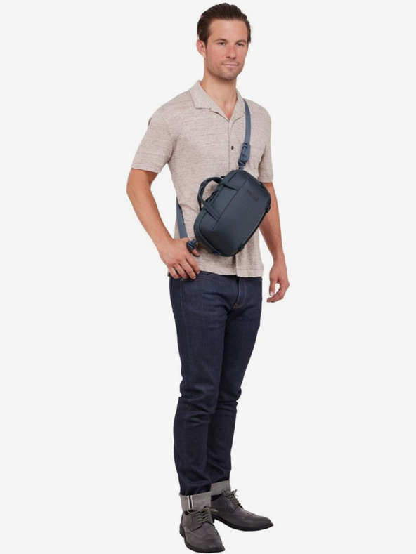 Thule Tmavo sivý batoh Thule Subterra 2 5 l cez rameno