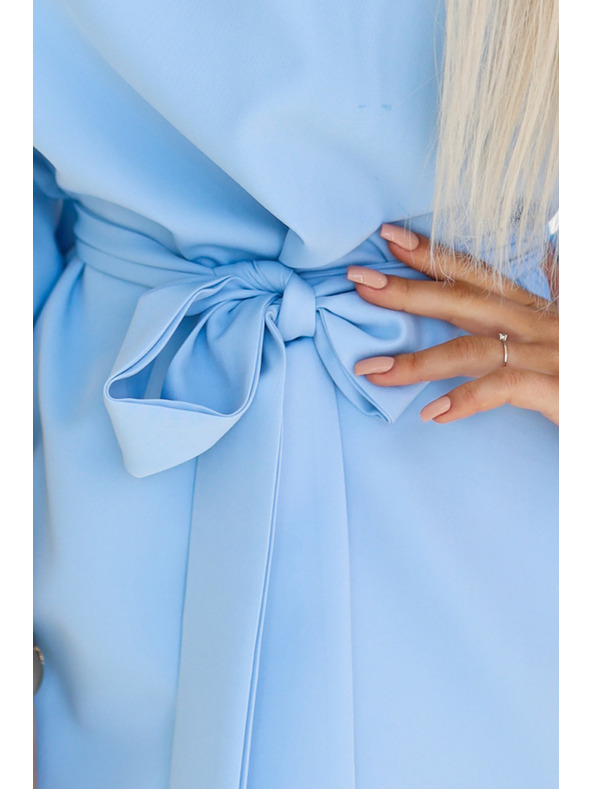 numoco Svetlomodré dámske šaty s motýlikom a viazaním v páse Numoco