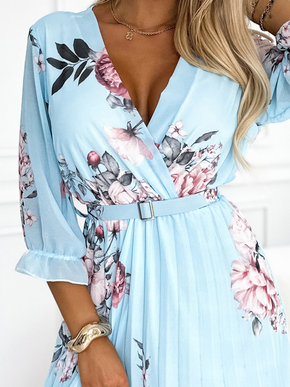 numoco Plisované midi šaty s výstrihom a opaskom - ruža na modrom pozadí Numoco YUNA