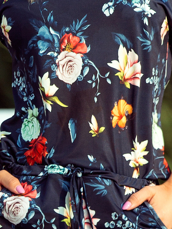 numoco Športové šaty - farebné kvety na tmavomodrom pozadí Numoco