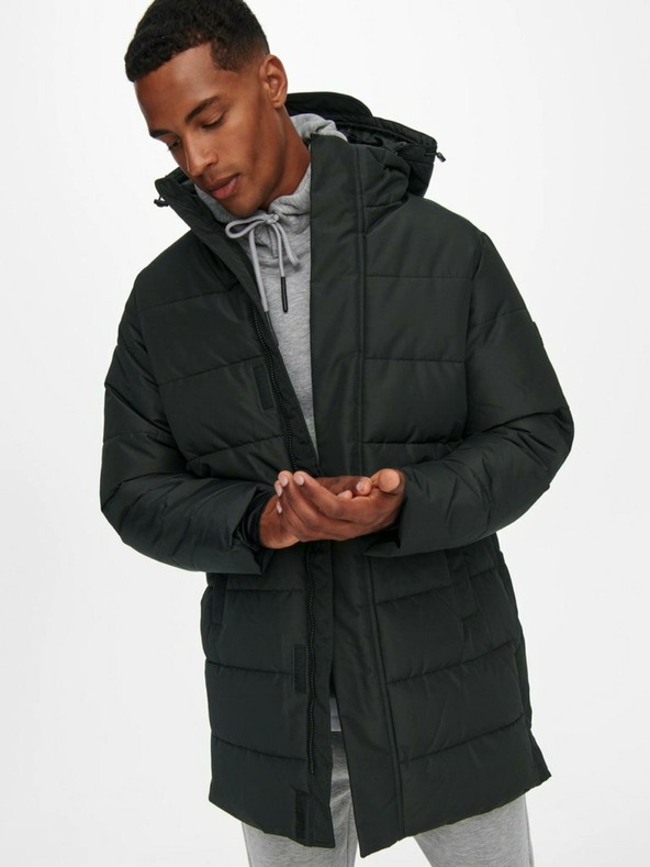 ONLY & SONS Čierny pánsky prešívaný zimný kabát ONLY & SONS Carl