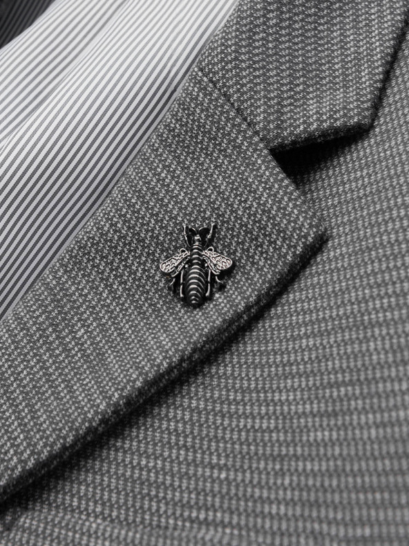 Ombre Clothing Ozdobná kovová spona s včelou sivá Ombre Clothing